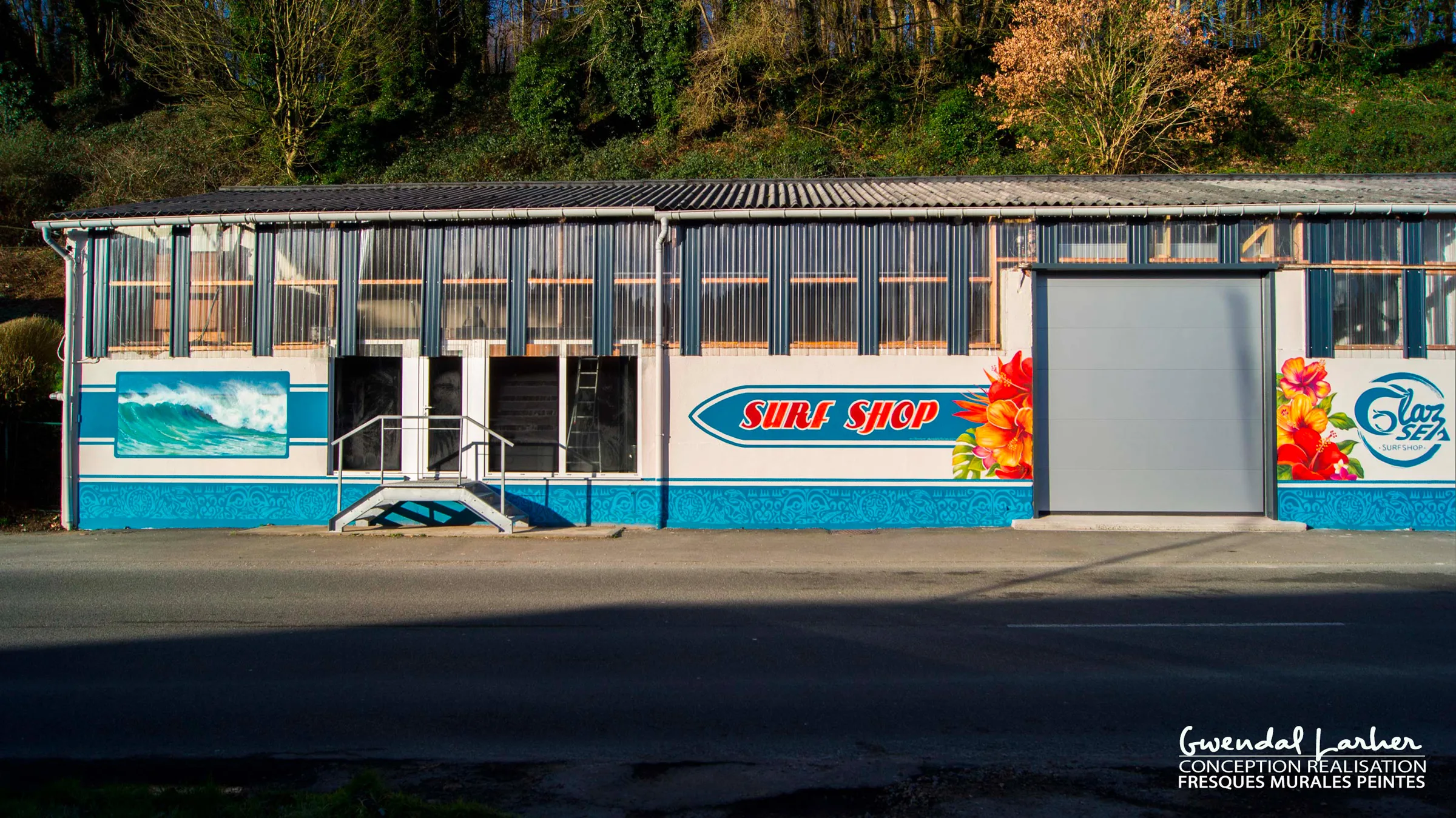 Street art sur la devanture d'un commerce, décoration extérieure d'une boutique de sport à Morlaix